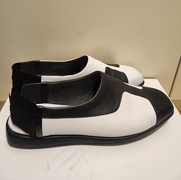 Camper "TWINS" Black & White Leather Mismatched Slingback Flats Sz.6/36 Ret.$185 - Picture 2 of 9